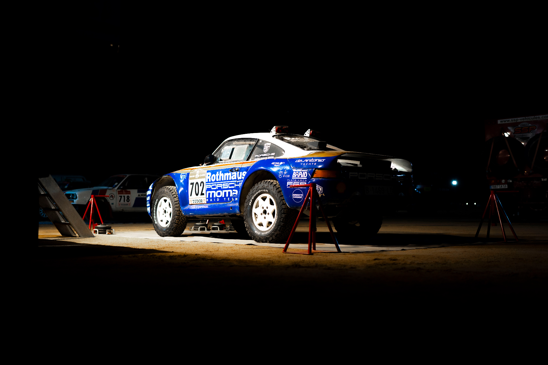 Porsche 959 raid car at night